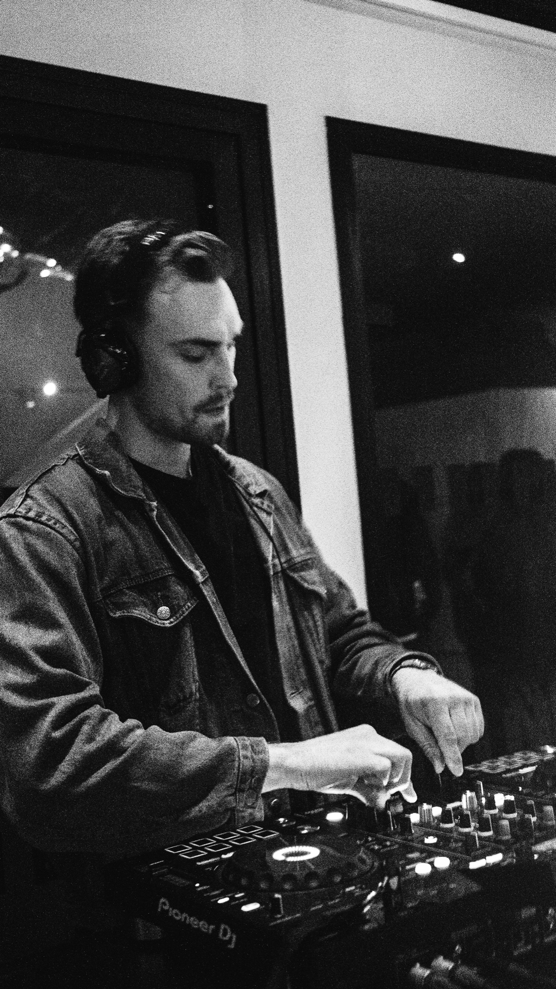 WTCHOUT — Oscar André Naas at the decks